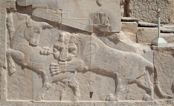 Nowruz - Ανάγλυφο στην Περσέπολη: Ένα σύμβολο του Ζωροστρικού Nowruz - τη μέρα της ισημερίας η δύναμη του ταύρου που πολεμάει αιώνια (προσωποποίηση της Γης) και ενός λιονταριού (που συμβολίζει τον Ήλιο) είναι ίσες. 